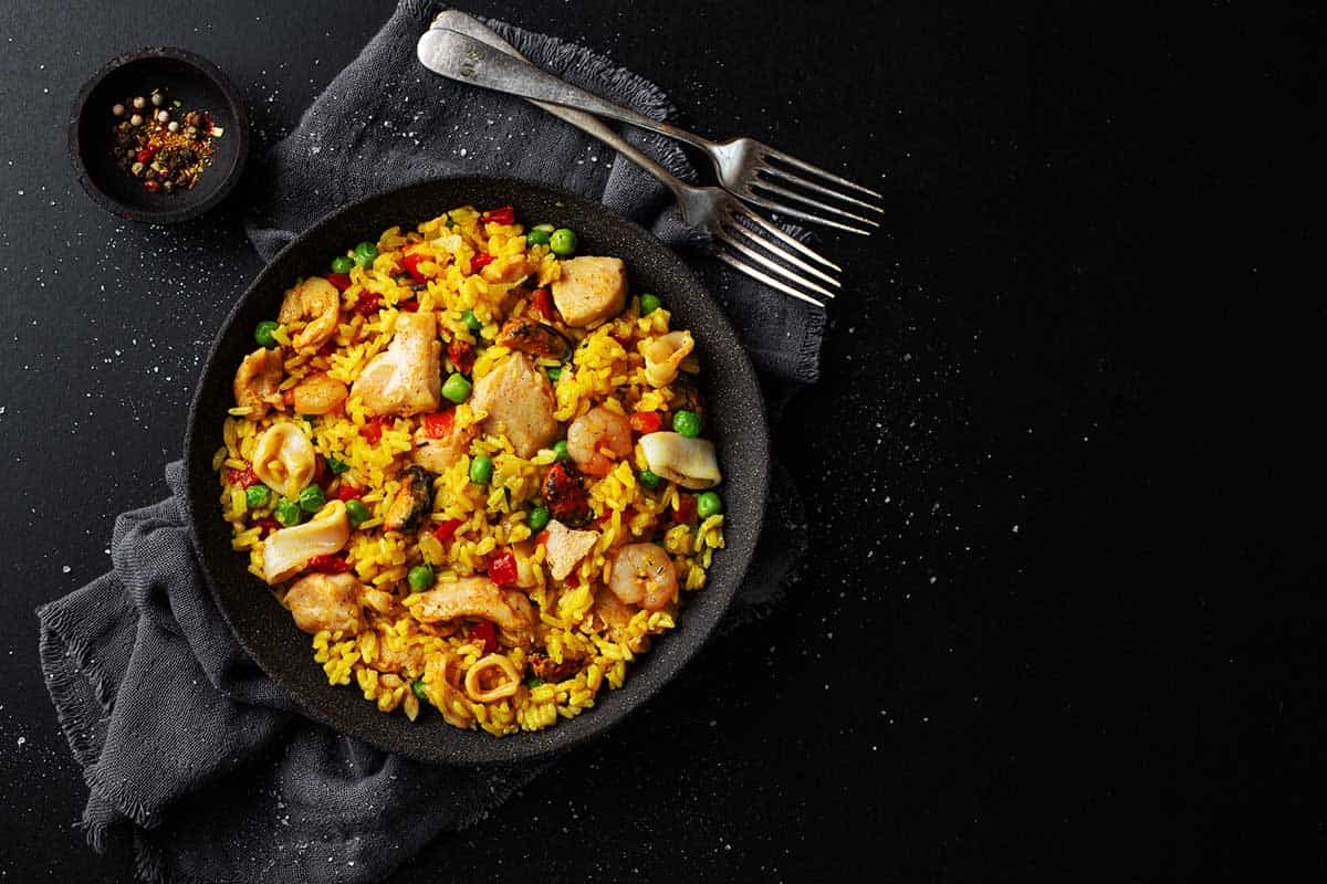 Learn how to make paella with this simple and easy recipe